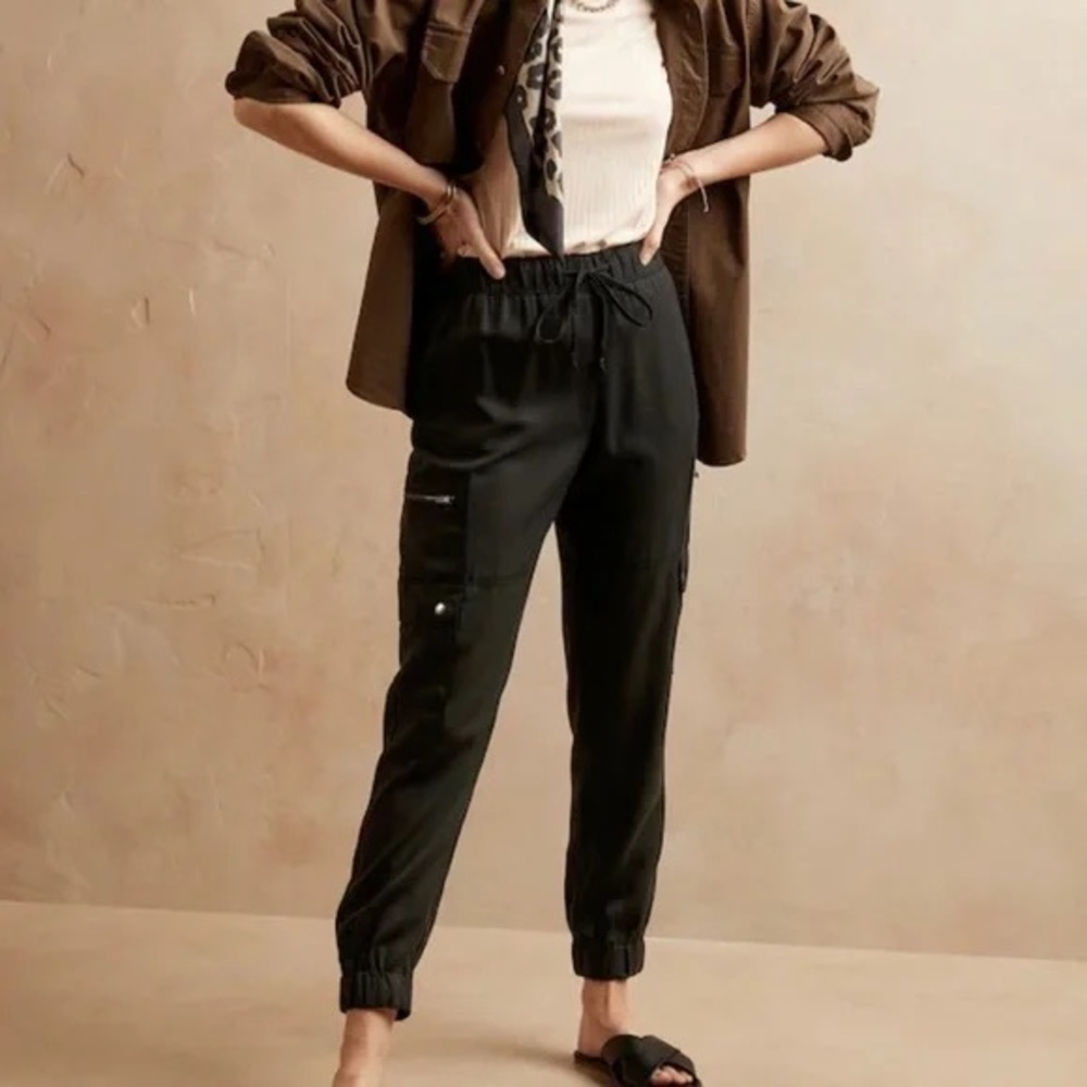 Nwt Banana republic tencel cargo jogger in color black